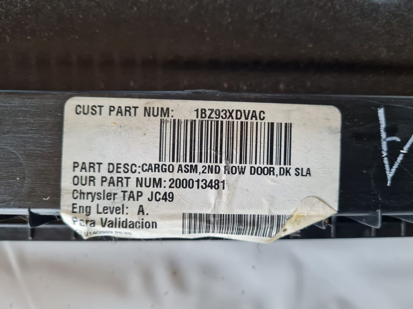 Mantu glabāšanas nodalījuma vāks priekš DODGE JOURNEY 2010