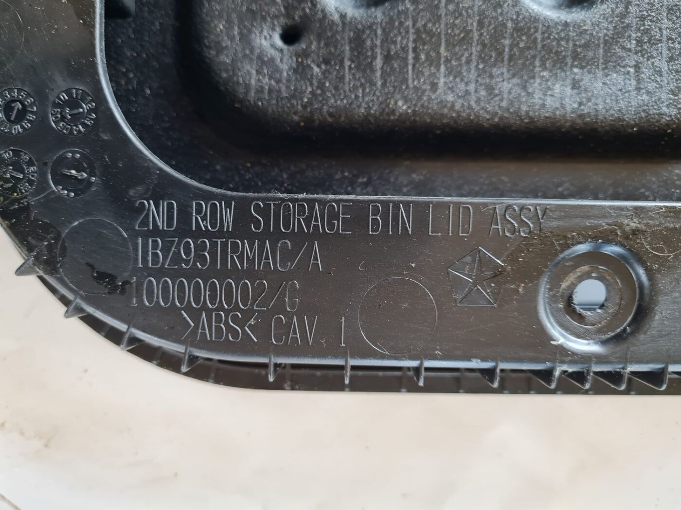 Mantu glabāšanas nodalījuma vāks priekš DODGE JOURNEY 2010