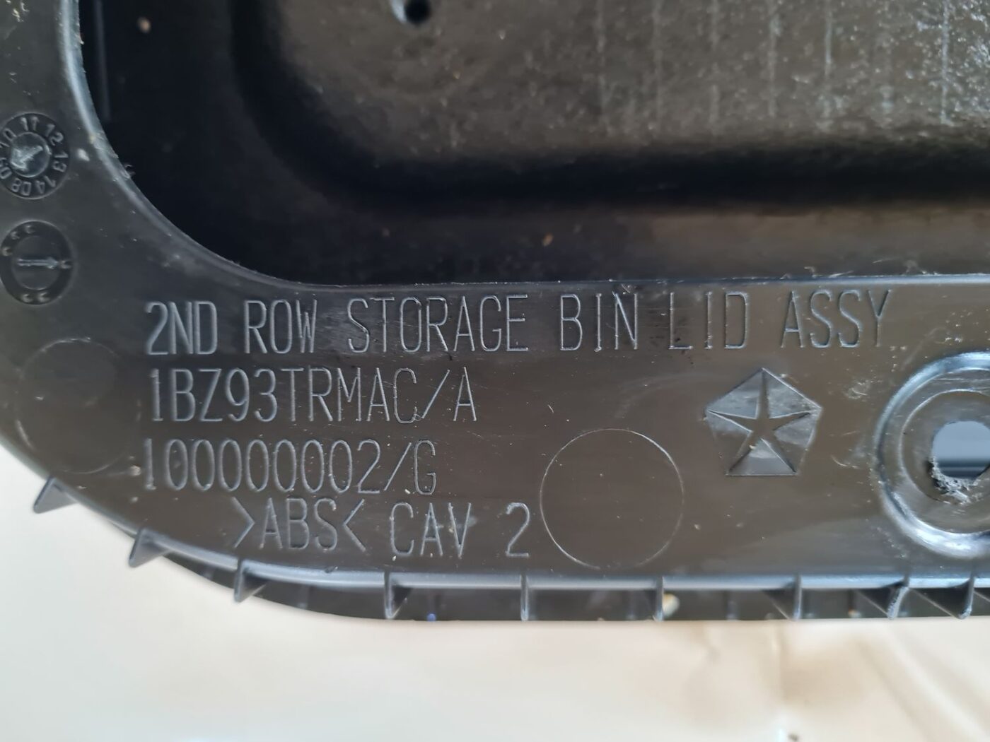 Mantu glabāšanas nodalījuma vāks priekš DODGE JOURNEY 2010