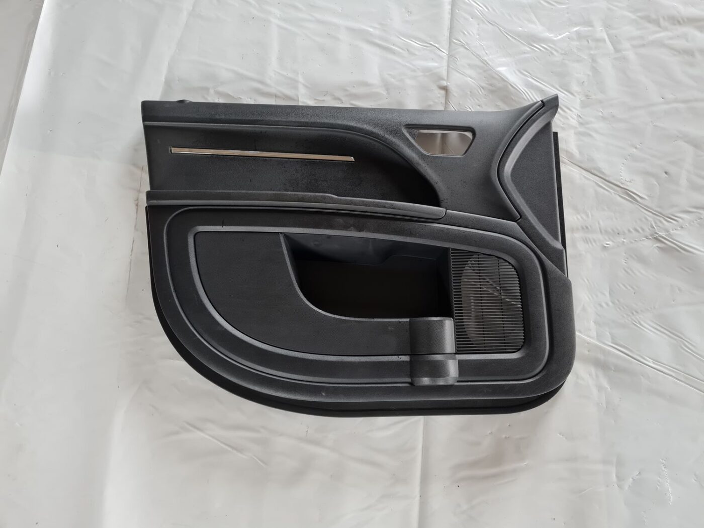 Priekšējo kreiso durvju apdare priekš DODGE JOURNEY 2010