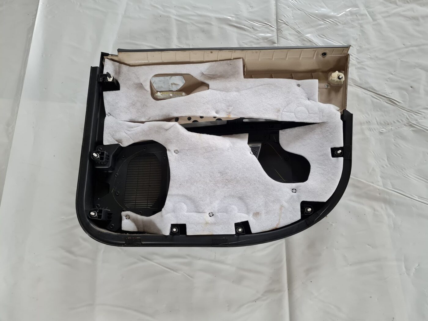 Priekšējo kreiso durvju apdare priekš DODGE JOURNEY 2010