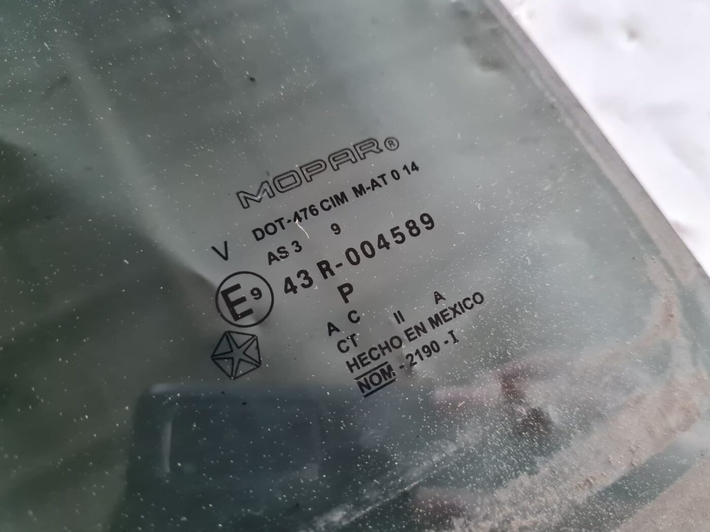 Aizmugurējo labo durvju stikls priekš DODGE JOURNEY 2010