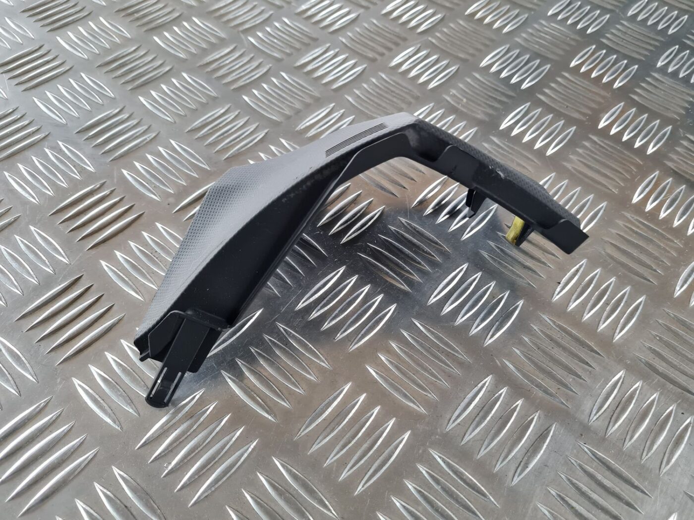 Mērinstrumentu paneļa apdare (zem stūres) priekš TOYOTA AURIS 2007