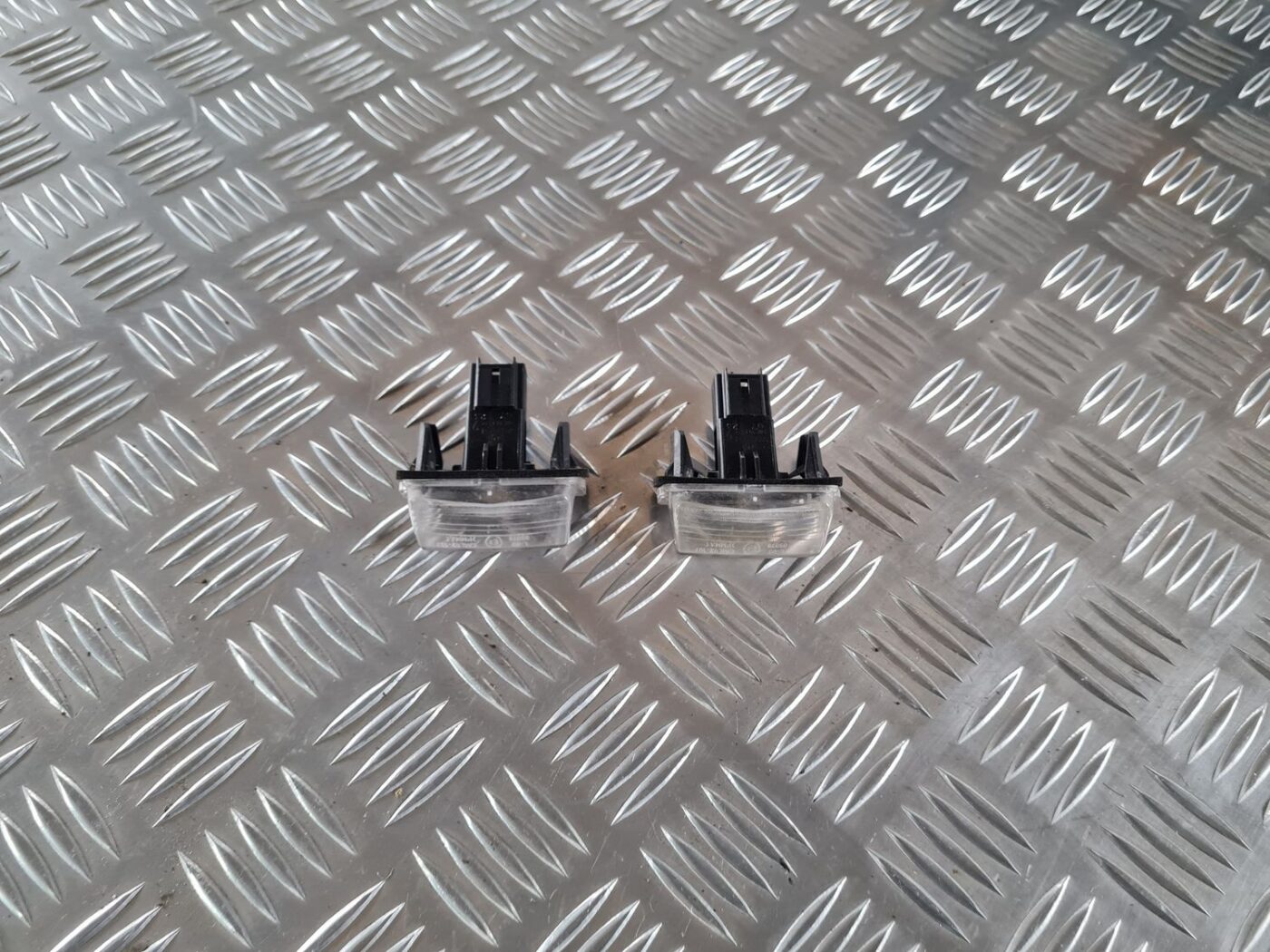 Numura zīmes apgaismojums priekš TOYOTA AURIS 2007 1 Numura zīmes apgaismojums priekš TOYOTA AURIS 2007