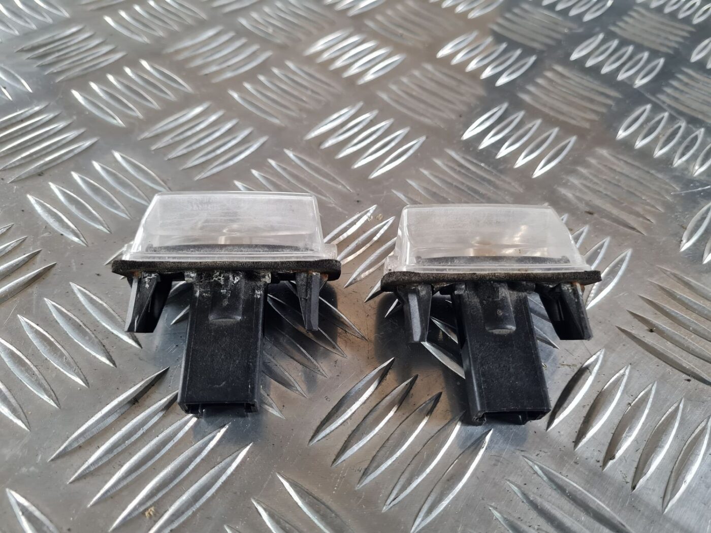 Numura zīmes apgaismojums priekš TOYOTA AURIS 2007 3 Numura zīmes apgaismojums priekš TOYOTA AURIS 2007