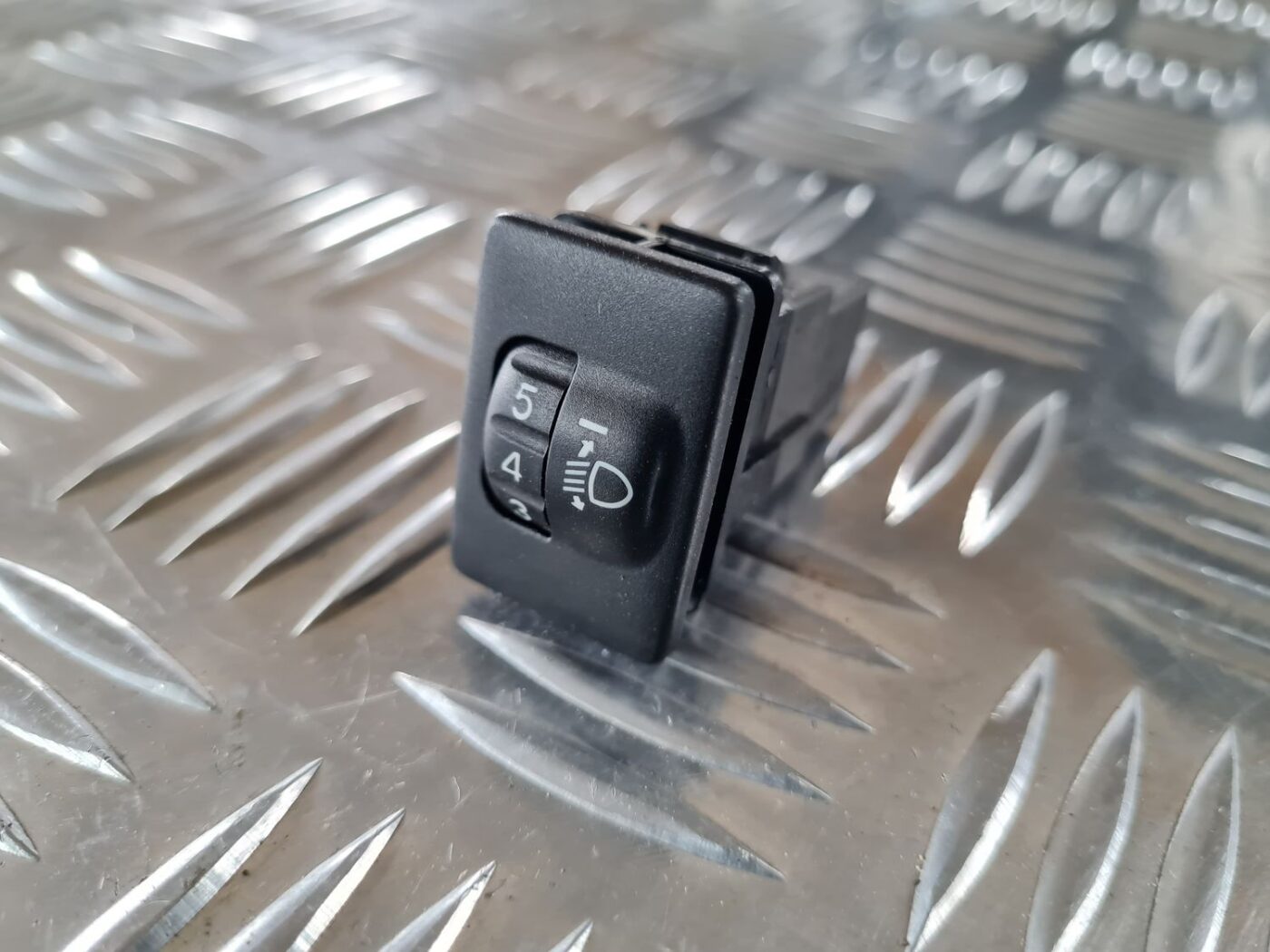 Lukturu augstuma regulēšanas poga priekš TOYOTA AURIS 2007