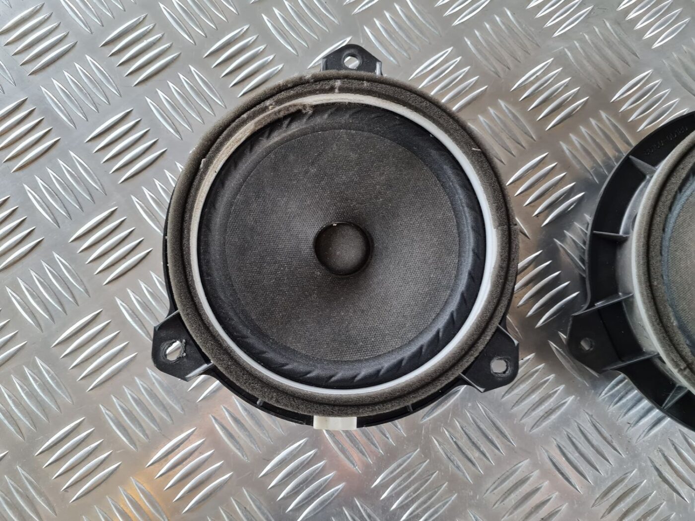 Durvju skaļrunis, apakšā priekš TOYOTA AURIS 2007