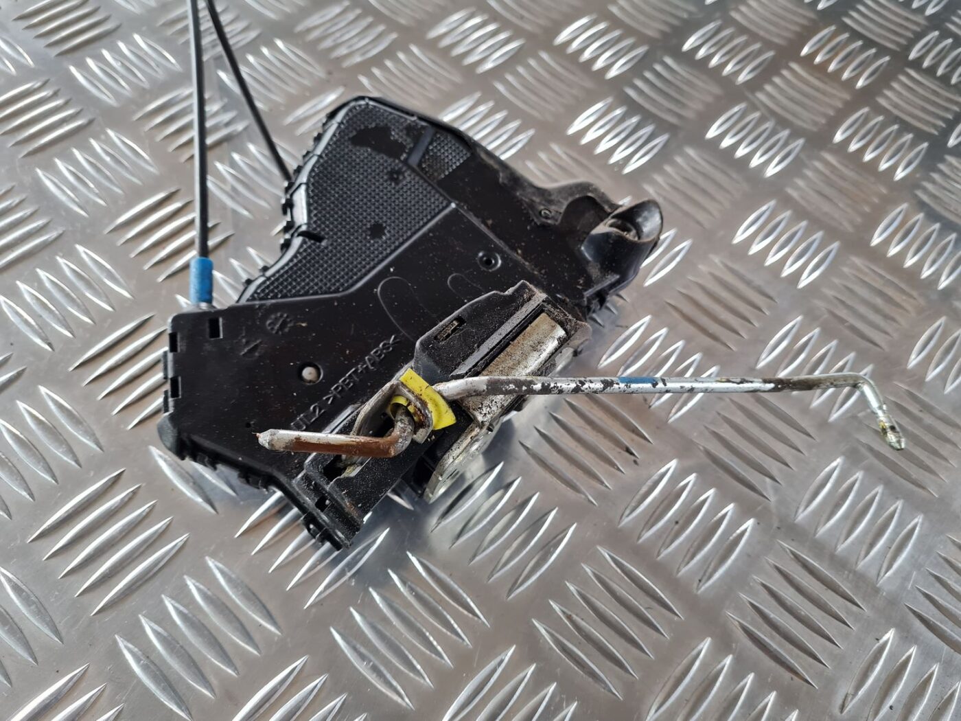 Priekšējo kreiso durvju slēdzene priekš TOYOTA AURIS 2007