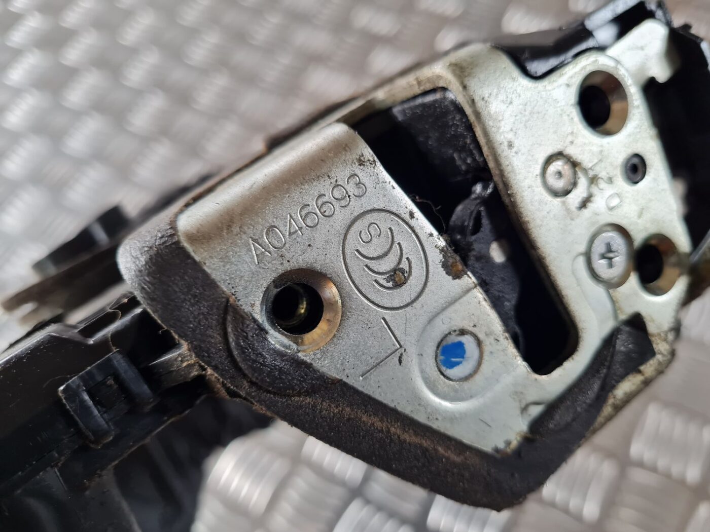 Priekšējo kreiso durvju slēdzene priekš TOYOTA AURIS 2007