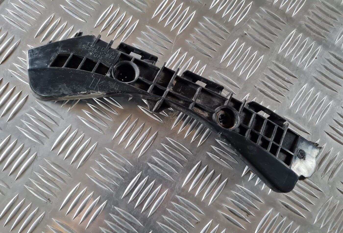 Aizmugurēja bufera kronšteins priekš TOYOTA AURIS 2007