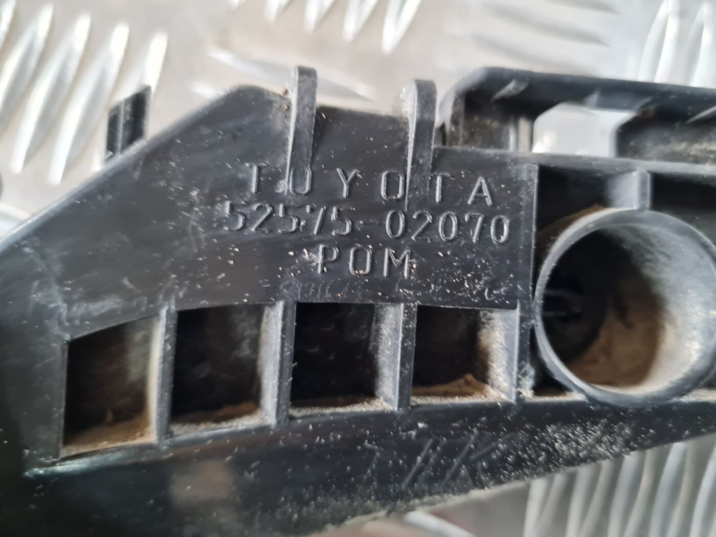 Aizmugurēja bufera kronšteins priekš TOYOTA AURIS 2007