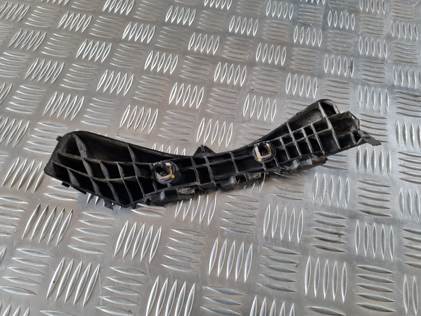 Aizmugurēja bufera kronšteins priekš TOYOTA AURIS 2007