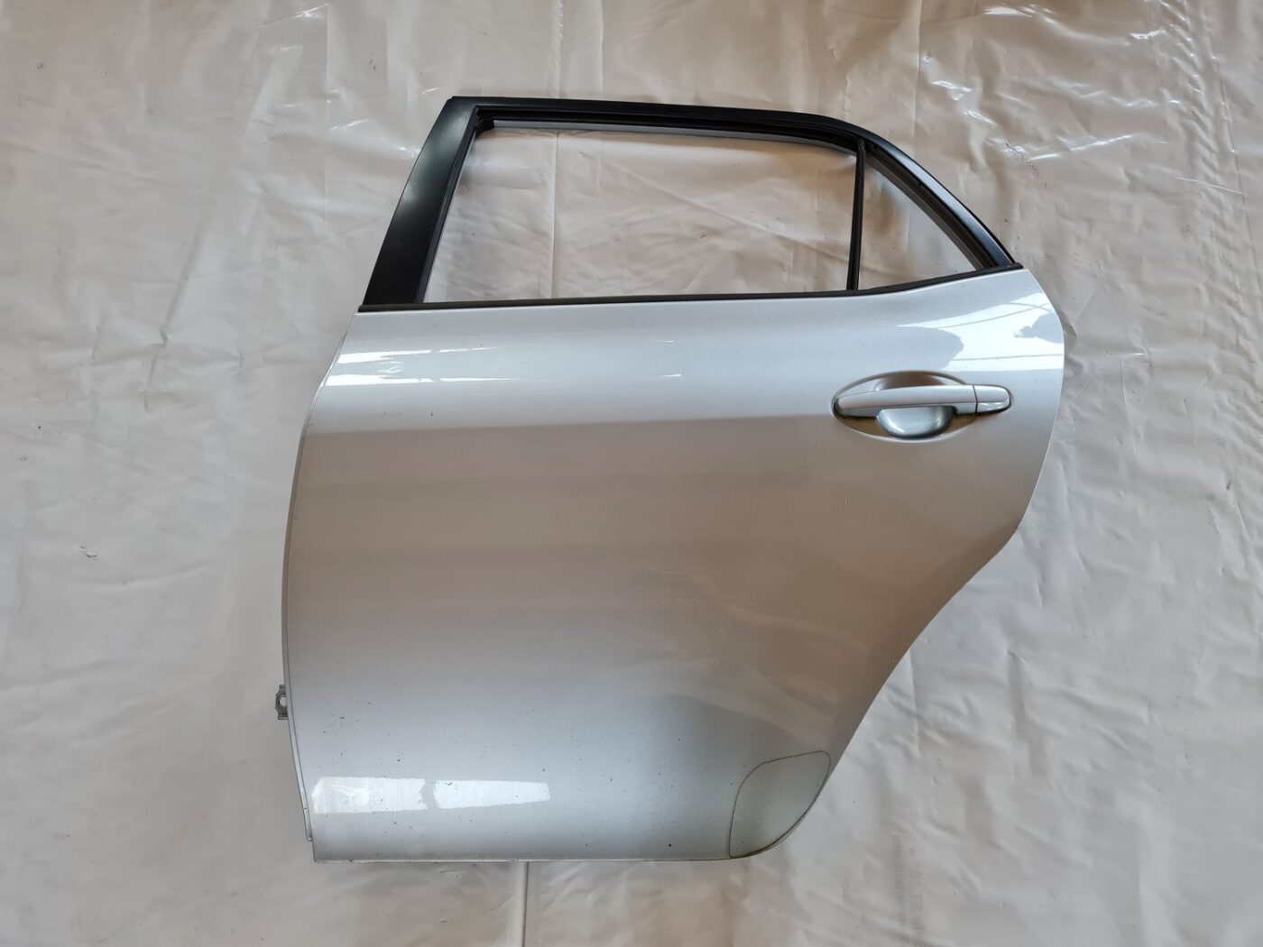 Aizmugurējās kreisās durvis priekš TOYOTA AURIS 2007 1 Aizmugurējās kreisās durvis priekš TOYOTA AURIS 2007