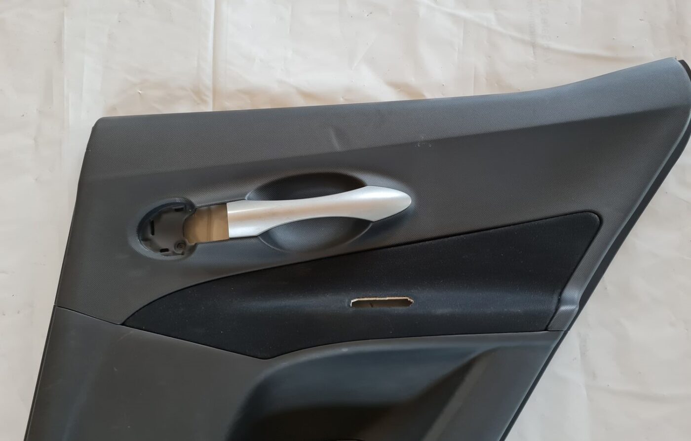 Aizmugurējo labo durvju apdare priekš TOYOTA AURIS 2007 4 Aizmugurējo labo durvju apdare priekš TOYOTA AURIS 2007