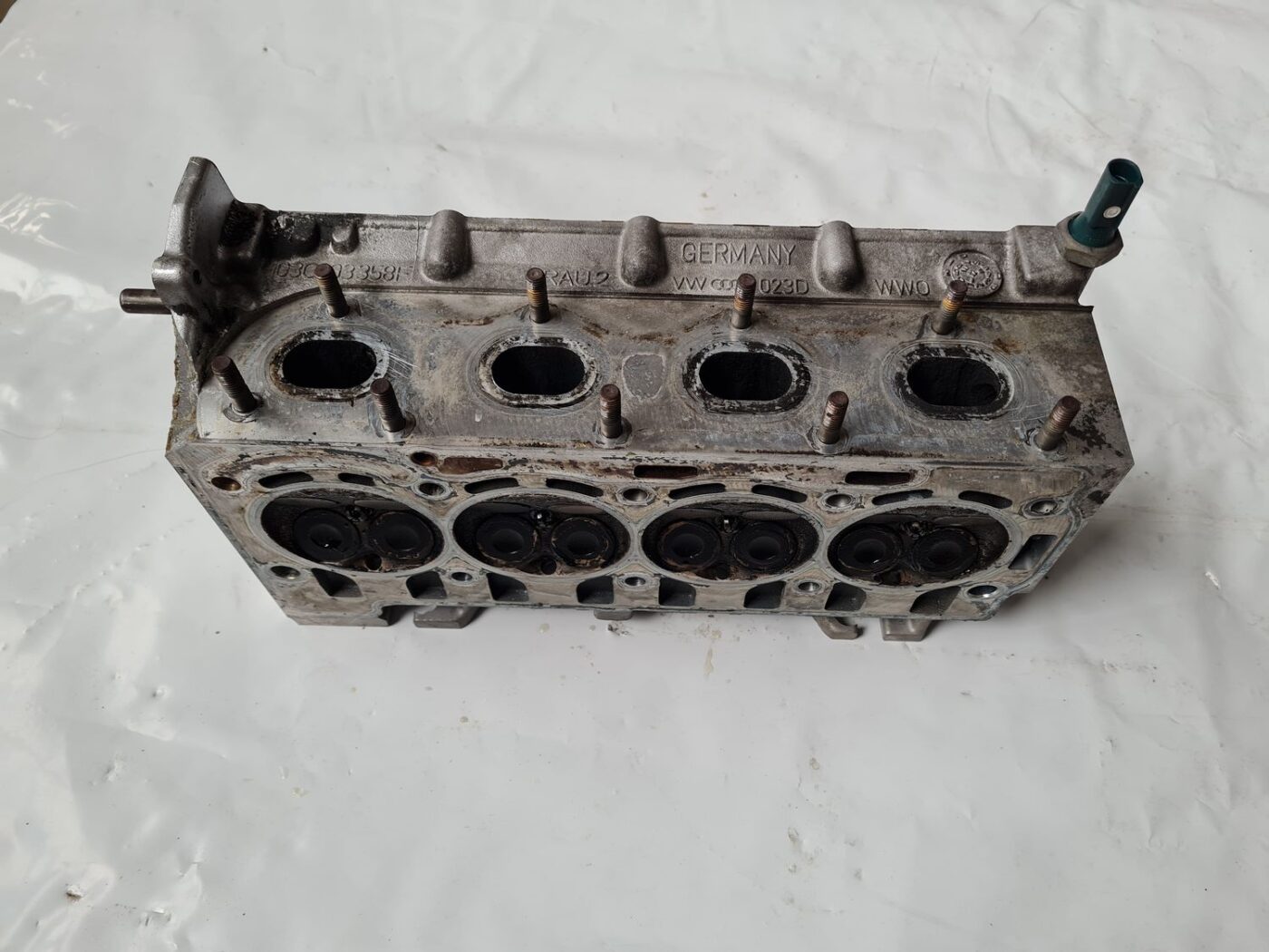 Dzinēja cilindra galva priekš VW GOLF 5 2004