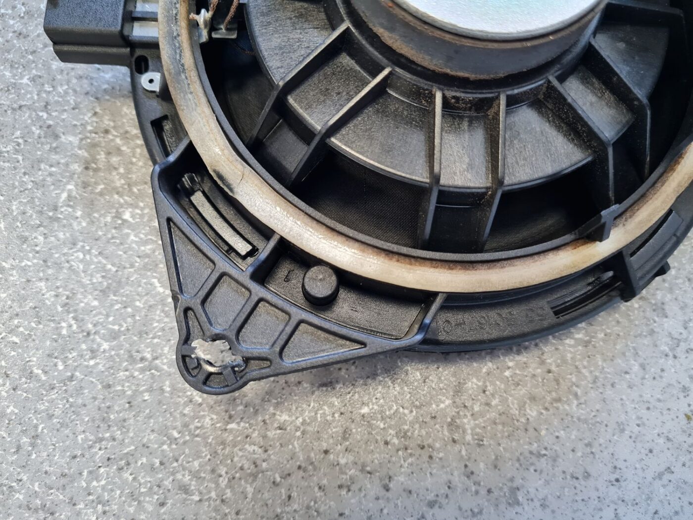 Durvju skaļrunis, apakšā priekš VOLVO V70 2006 9 Durvju skaļrunis, apakšā priekš VOLVO V70 2006