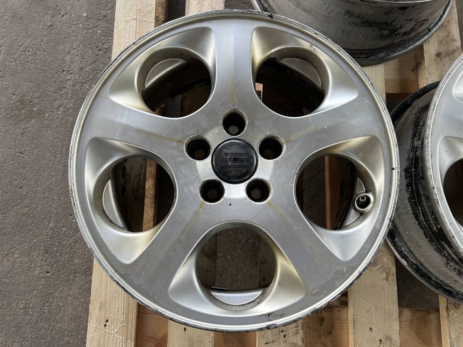 Lietais disks - vieglmetāla priekš VOLVO V70 2003 GREY 2 Lietais disks - vieglmetāla priekš VOLVO V70 2003 GREY