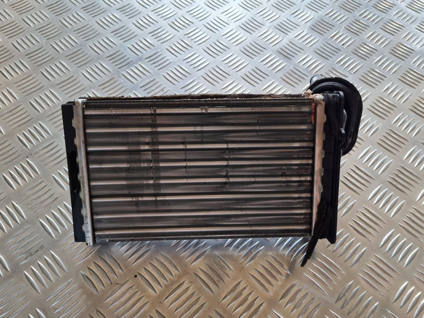 Apsildes sistēmas radiators priekš VW PASSAT 2004 UNIVERSAL GREY