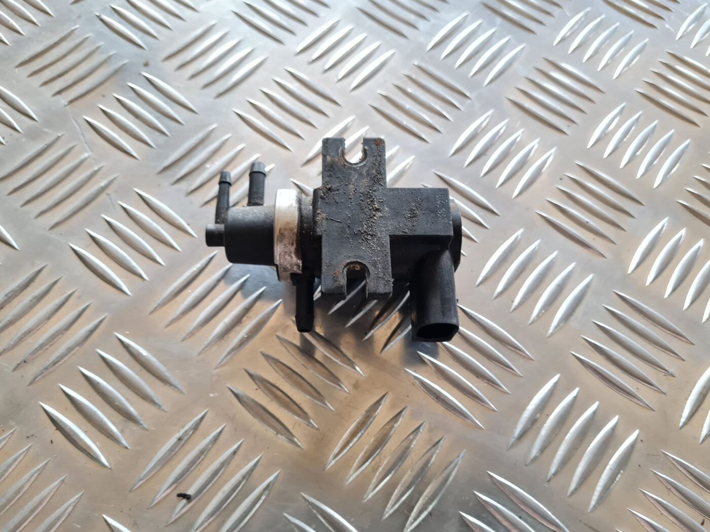 Solenoīda vakuuma vārsts priekš VW PASSAT 2004 UNIVERSAL GREY