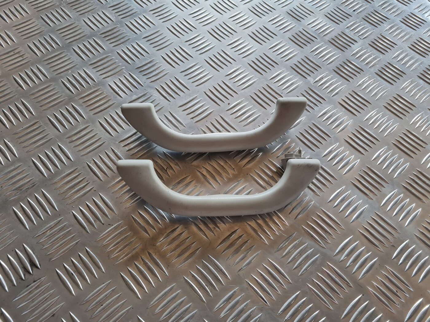 Salona rokturis griestos priekš VW PASSAT 2004 UNIVERSAL GREY 1 Salona rokturis griestos priekš VW PASSAT 2004 UNIVERSAL GREY