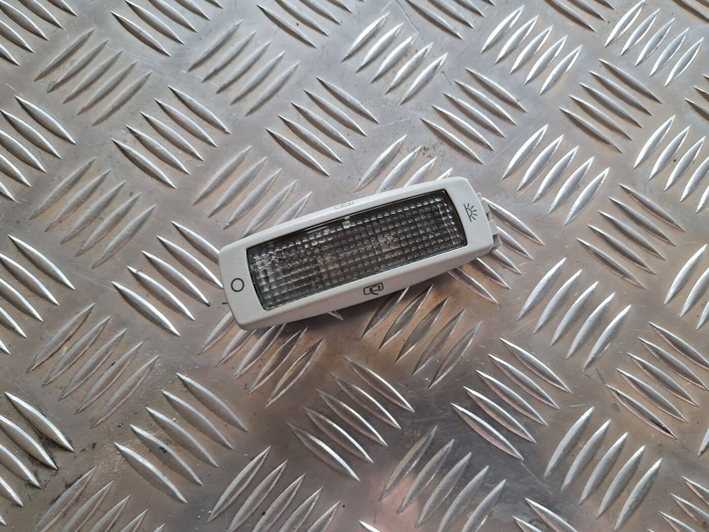 Aizmugurējo sēdvietu apgaismojums priekš VW PASSAT 2004 UNIVERSAL GREY