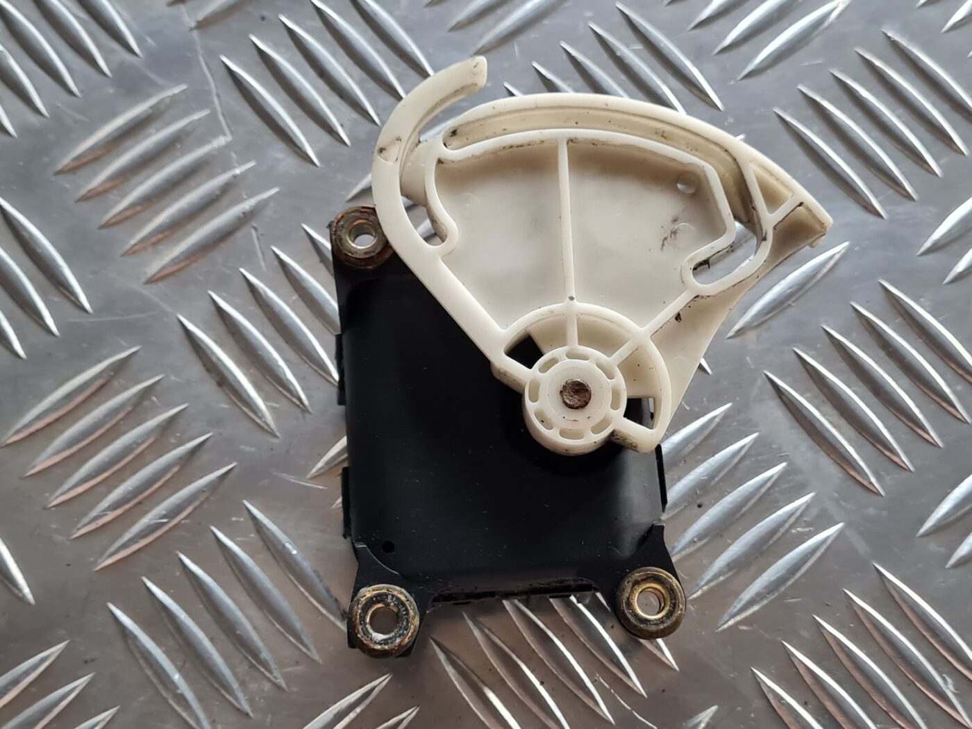 Apsildes sistēmas aktuators priekš VW PASSAT 2004 UNIVERSAL GREY 3 Apsildes sistēmas aktuators priekš VW PASSAT 2004 UNIVERSAL GREY