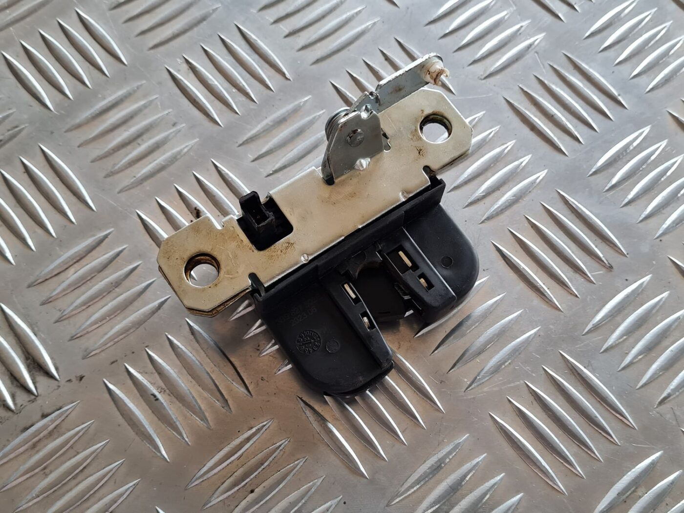 Bagāžnieka vāka slēdzene priekš VW PASSAT 2004 UNIVERSAL GREY