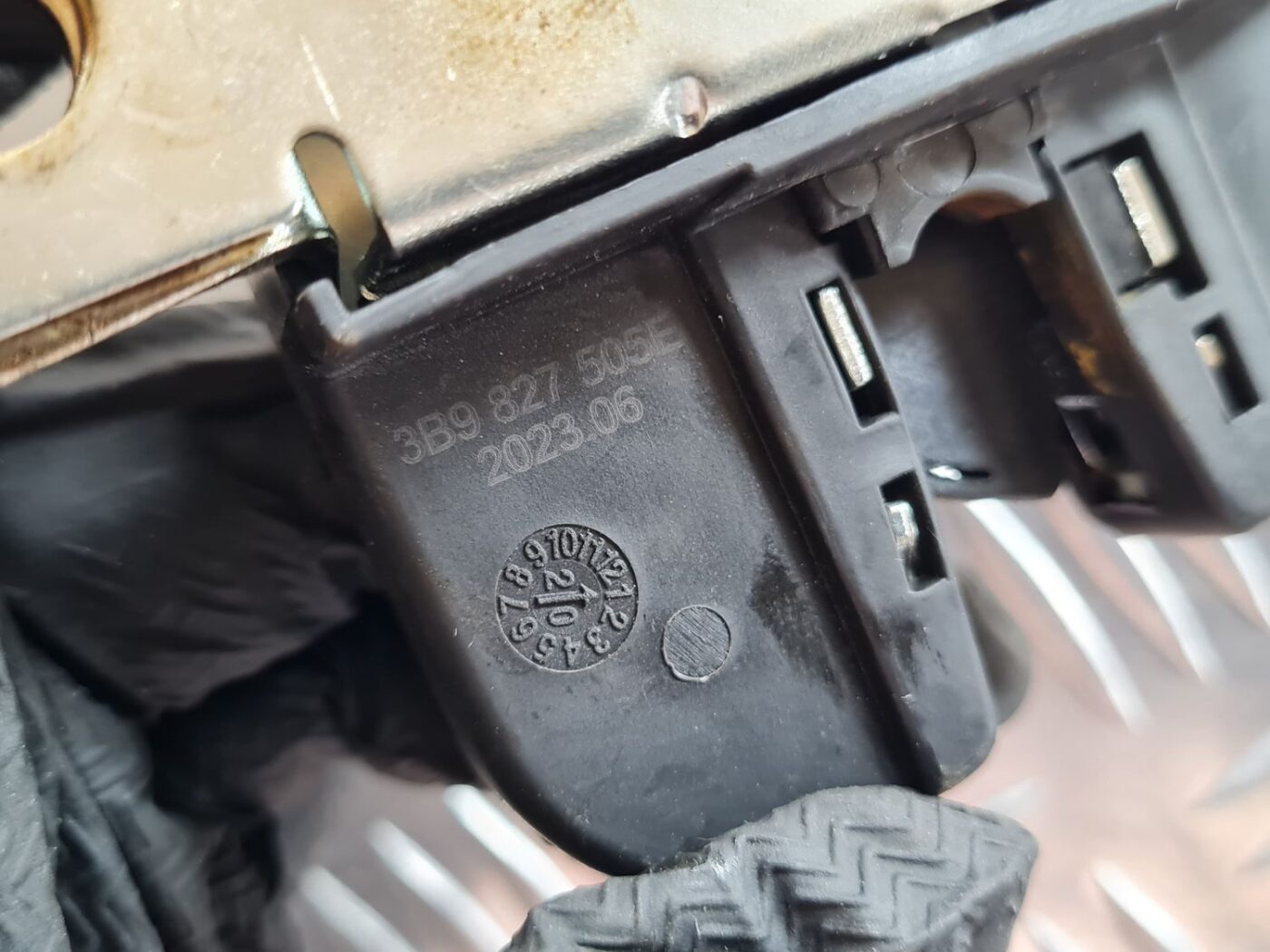 Bagāžnieka vāka slēdzene priekš VW PASSAT 2004 UNIVERSAL GREY