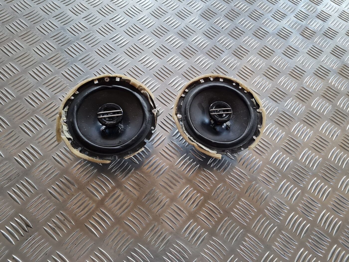 Durvju skaļrunis, apakšā priekš VW PASSAT 2004 UNIVERSAL GREY 1 Durvju skaļrunis, apakšā priekš VW PASSAT 2004 UNIVERSAL GREY