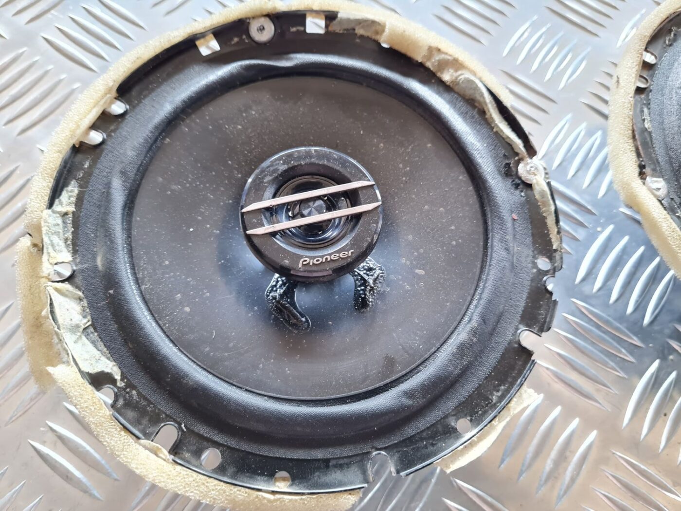 Durvju skaļrunis, apakšā priekš VW PASSAT 2004 UNIVERSAL GREY 2 Durvju skaļrunis, apakšā priekš VW PASSAT 2004 UNIVERSAL GREY