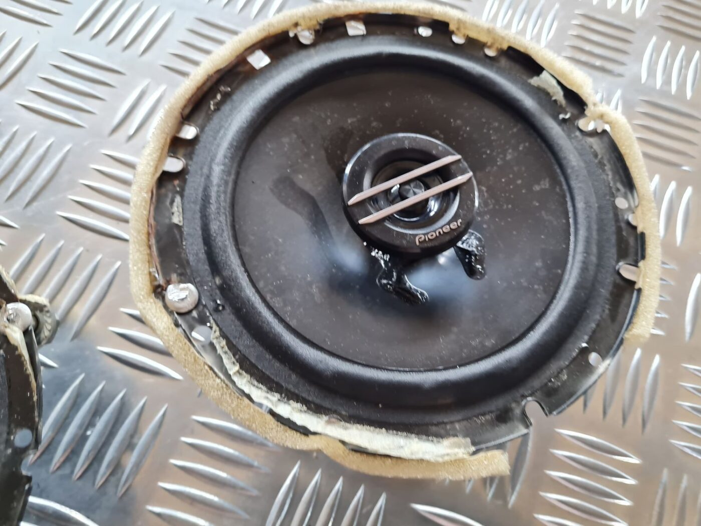 Durvju skaļrunis, apakšā priekš VW PASSAT 2004 UNIVERSAL GREY 6 Durvju skaļrunis, apakšā priekš VW PASSAT 2004 UNIVERSAL GREY