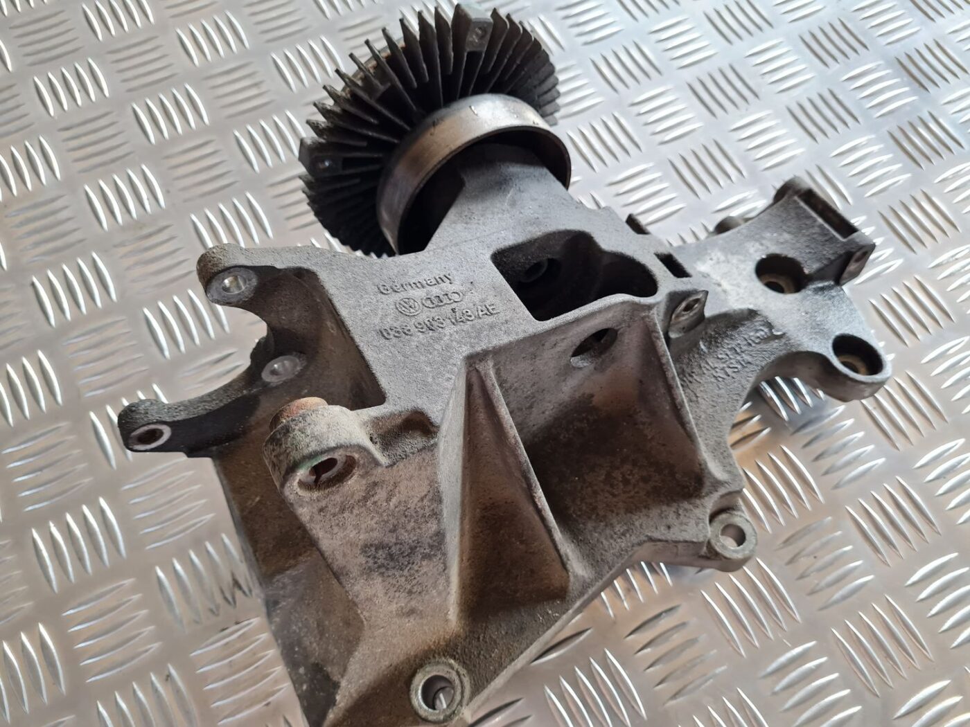 Ģeneratora kronšteins priekš VW PASSAT 2004 UNIVERSAL GREY 5 Ģeneratora kronšteins priekš VW PASSAT 2004 UNIVERSAL GREY