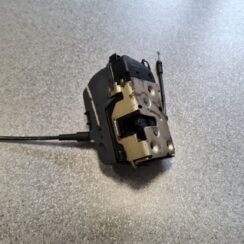 Aizmugurējo labo durvju slēdzene priekš RENAULT MEGANE 2004