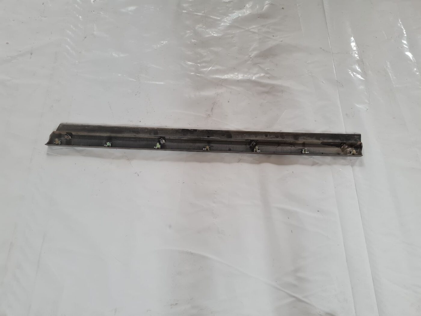 Priekšējo kreiso durvju moldings priekš VW PASSAT 2004 UNIVERSAL GREY