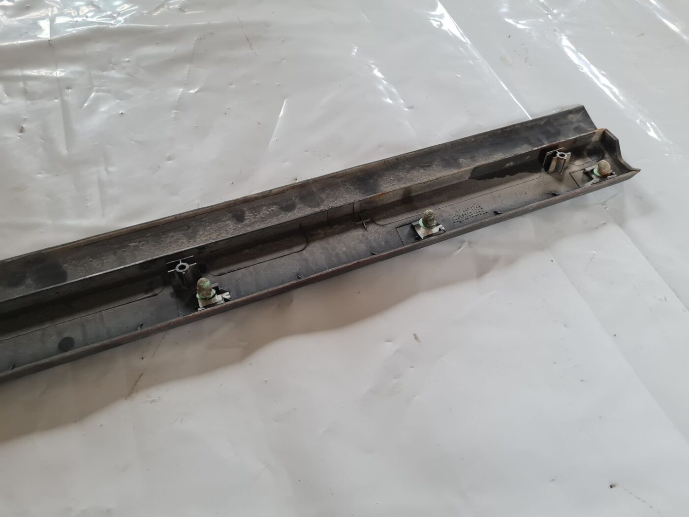 Priekšējo kreiso durvju moldings priekš VW PASSAT 2004 UNIVERSAL GREY