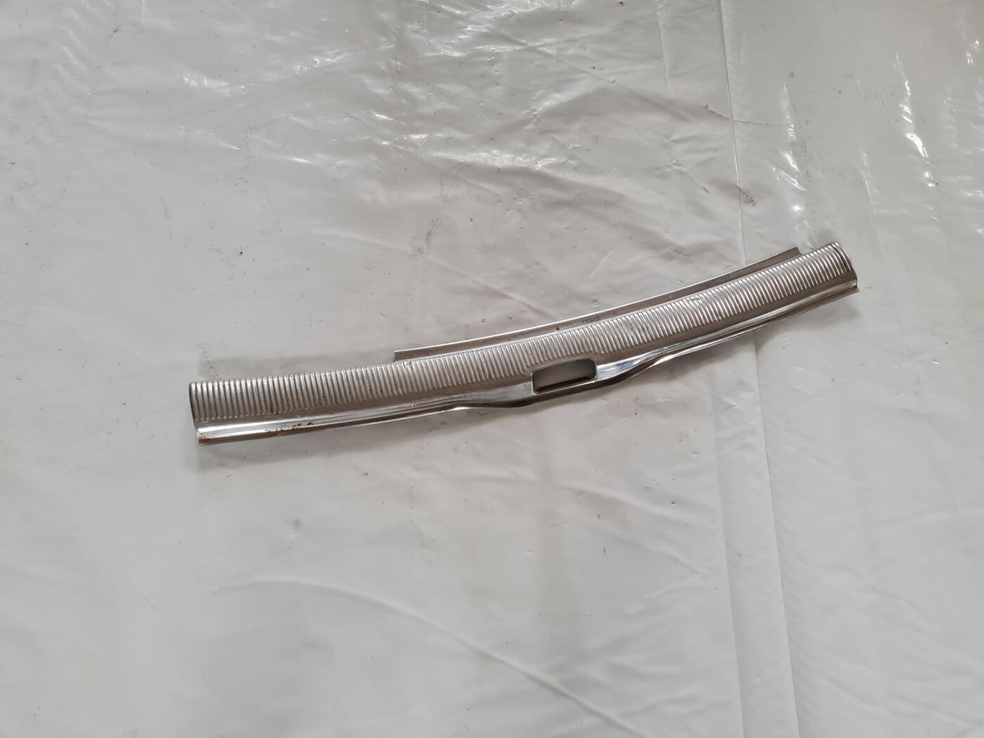 Bagažnieka nodalījuma sliekšņa uzlika priekš VW PASSAT 2004 UNIVERSAL GREY 1 Bagažnieka nodalījuma sliekšņa uzlika priekš VW PASSAT 2004 UNIVERSAL GREY