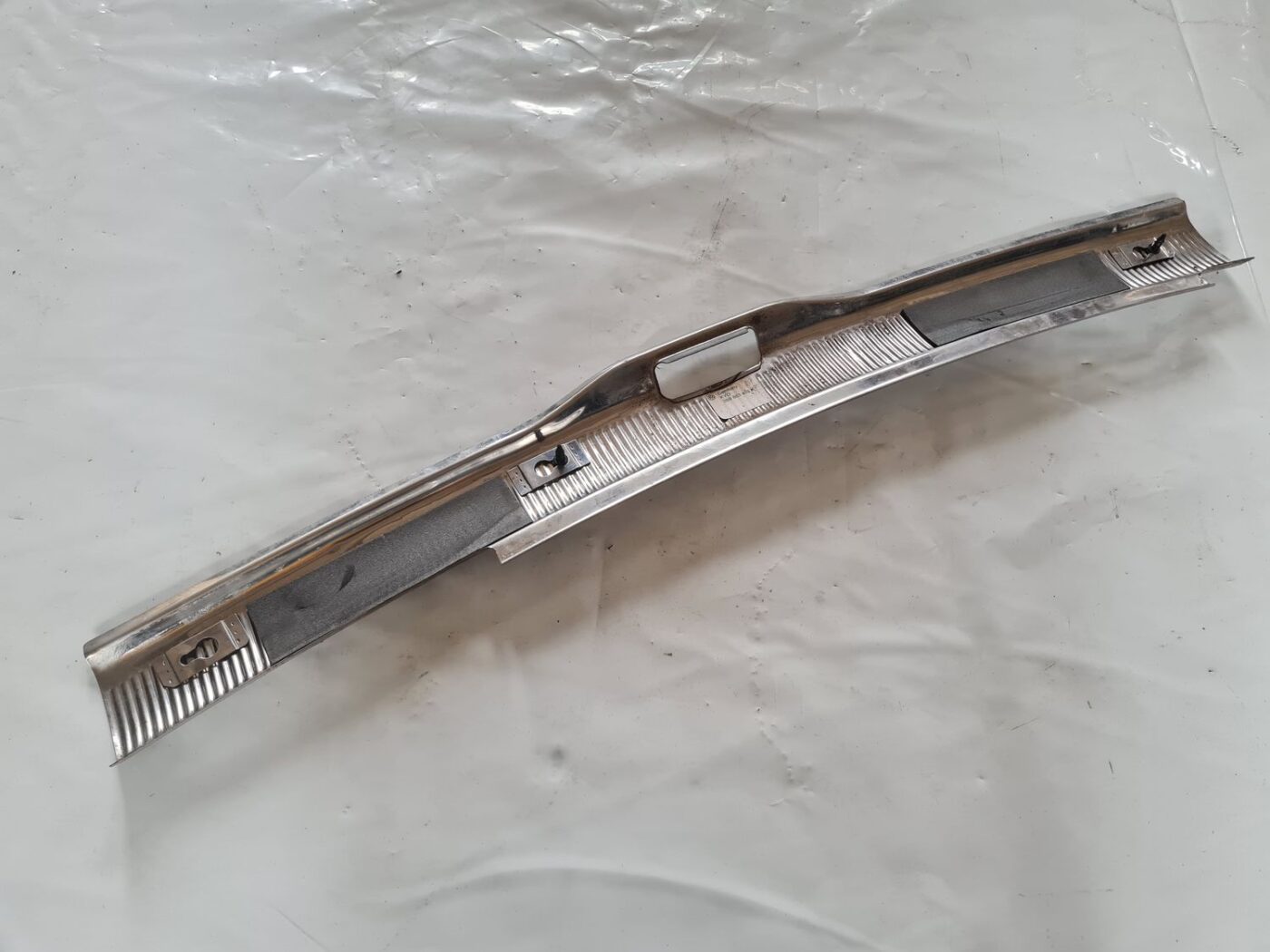 Bagažnieka nodalījuma sliekšņa uzlika priekš VW PASSAT 2004 UNIVERSAL GREY 4 Bagažnieka nodalījuma sliekšņa uzlika priekš VW PASSAT 2004 UNIVERSAL GREY