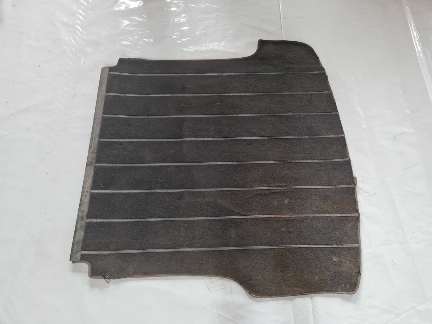 Bagāžnieka nodalījuma paklājs priekš VW PASSAT 2004 UNIVERSAL GREY 1 Bagāžnieka nodalījuma paklājs priekš VW PASSAT 2004 UNIVERSAL GREY