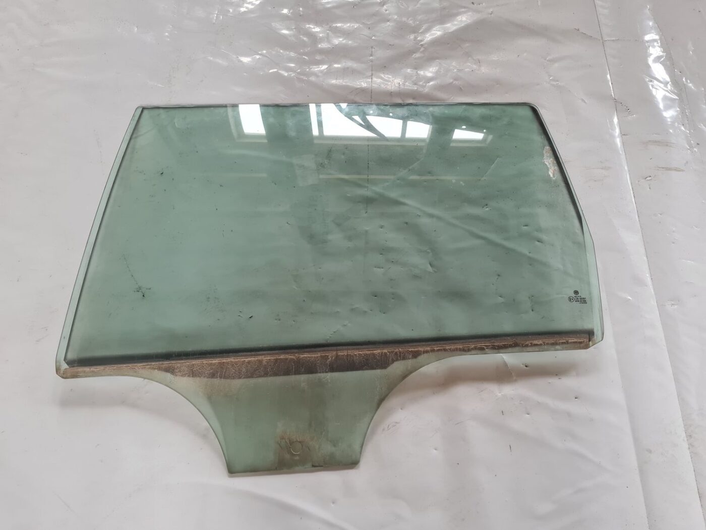 Aizmugurējo kreiso durvju stikls priekš VW PASSAT 2004 UNIVERSAL GREY 1 Aizmugurējo kreiso durvju stikls priekš VW PASSAT 2004 UNIVERSAL GREY