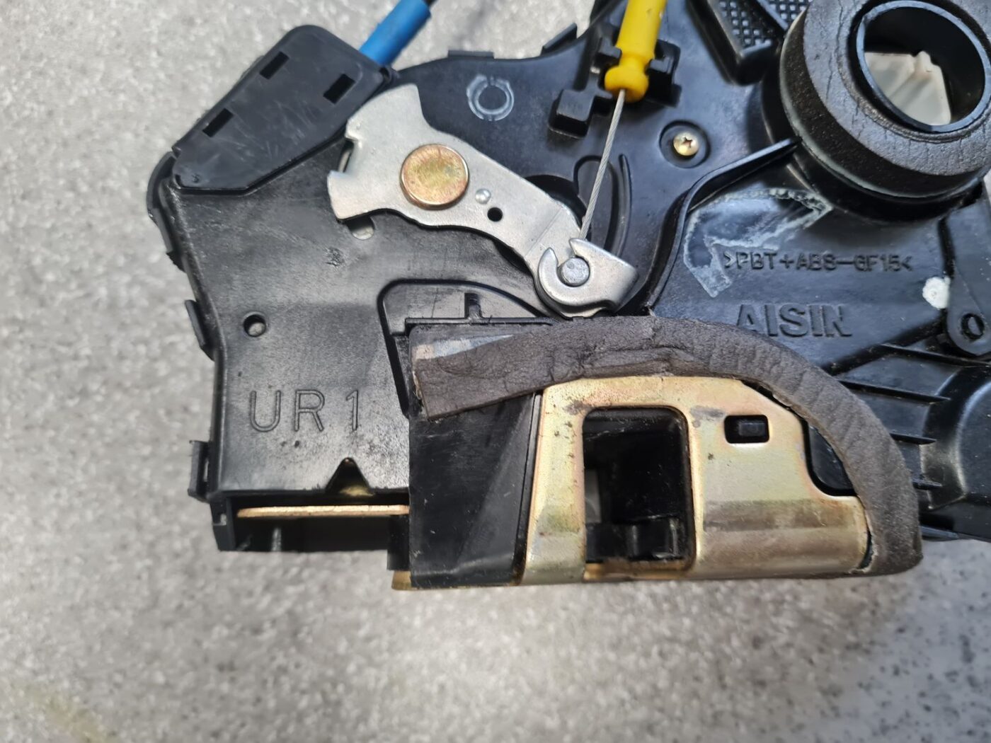 Priekšējo labo durvju slēdzene priekš TOYOTA RAV 4 2006 8 Priekšējo labo durvju slēdzene priekš TOYOTA RAV 4 2006