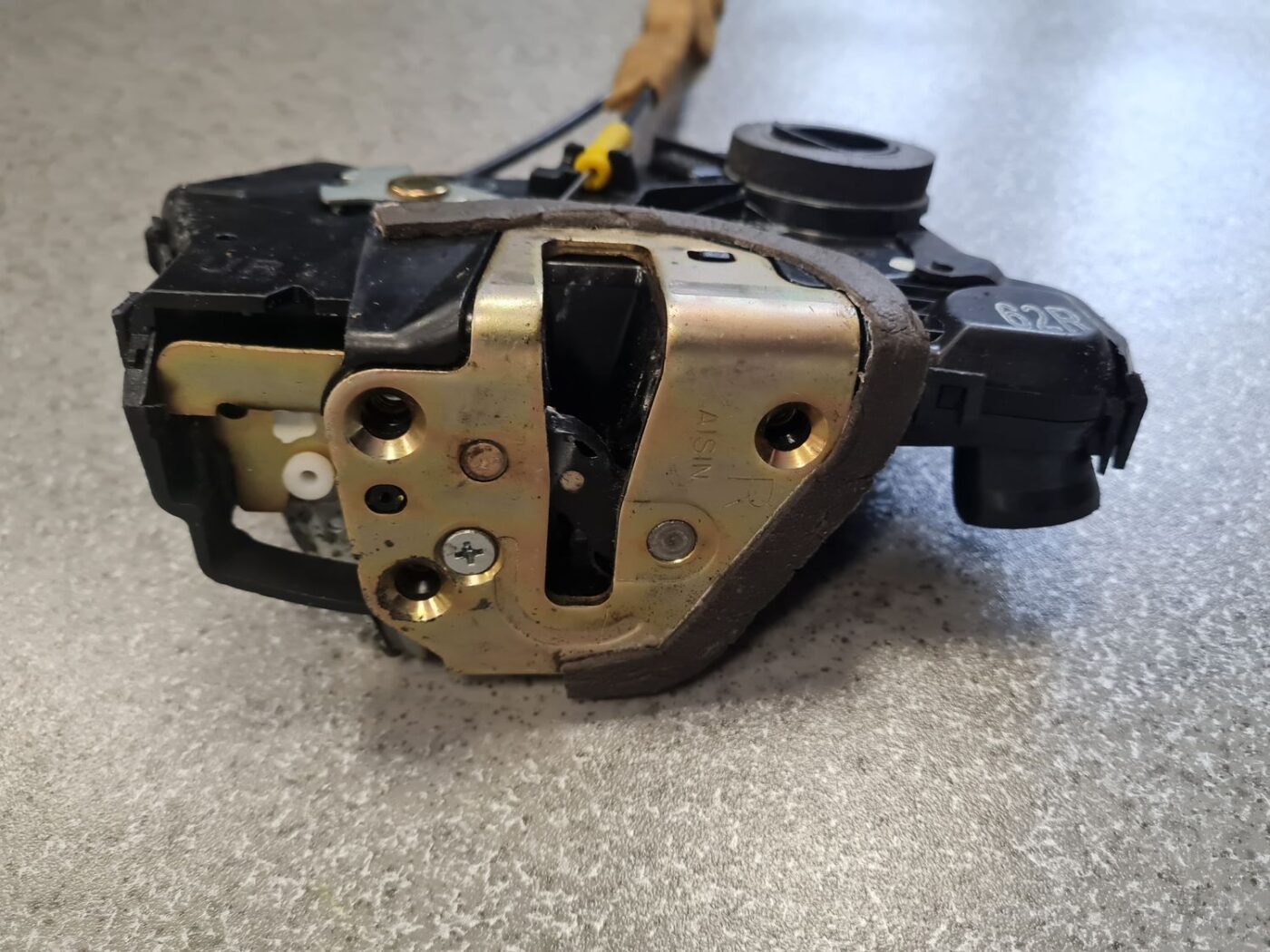 Priekšējo labo durvju slēdzene priekš TOYOTA RAV 4 2006 6 Priekšējo labo durvju slēdzene priekš TOYOTA RAV 4 2006