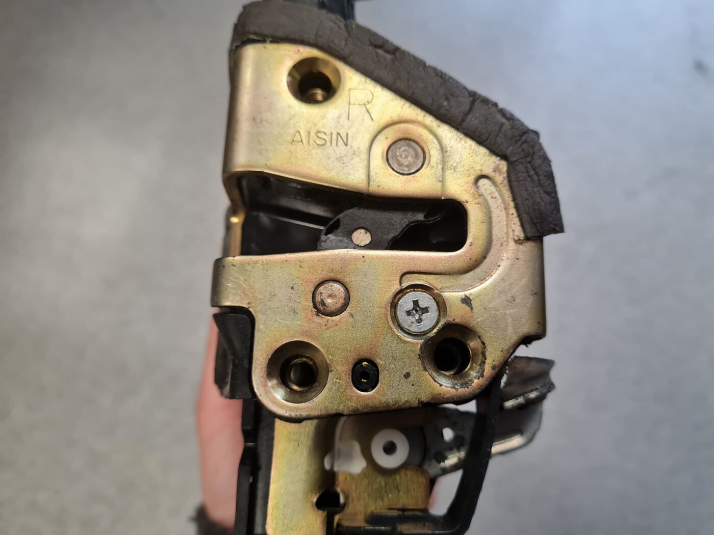 Priekšējo labo durvju slēdzene priekš TOYOTA RAV 4 2006 4 Priekšējo labo durvju slēdzene priekš TOYOTA RAV 4 2006