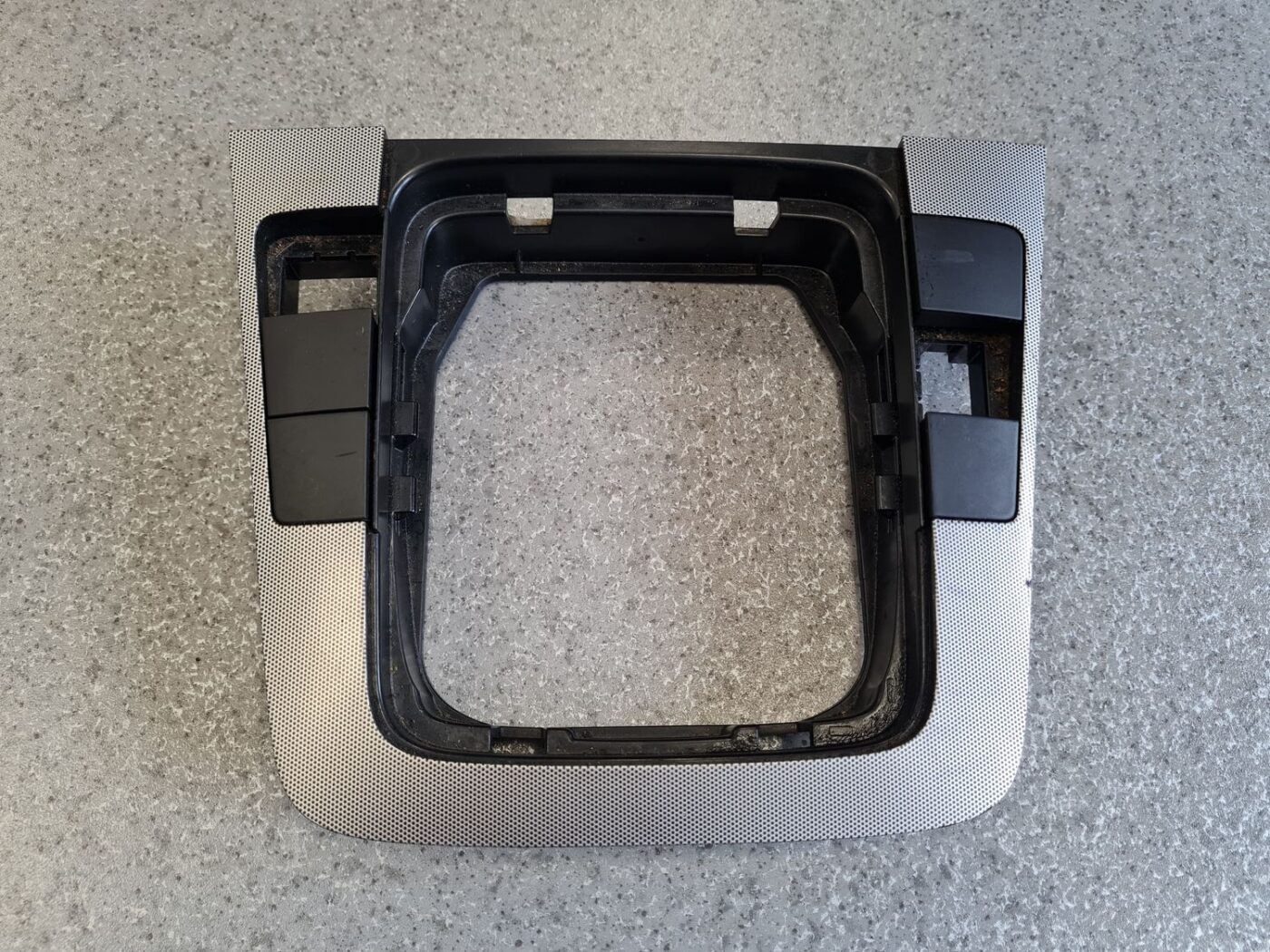 Dekoratīvs rāmis pārnesumu selektoram priekš VW PASSAT B6 2006 ANGL. UNIVERSAL