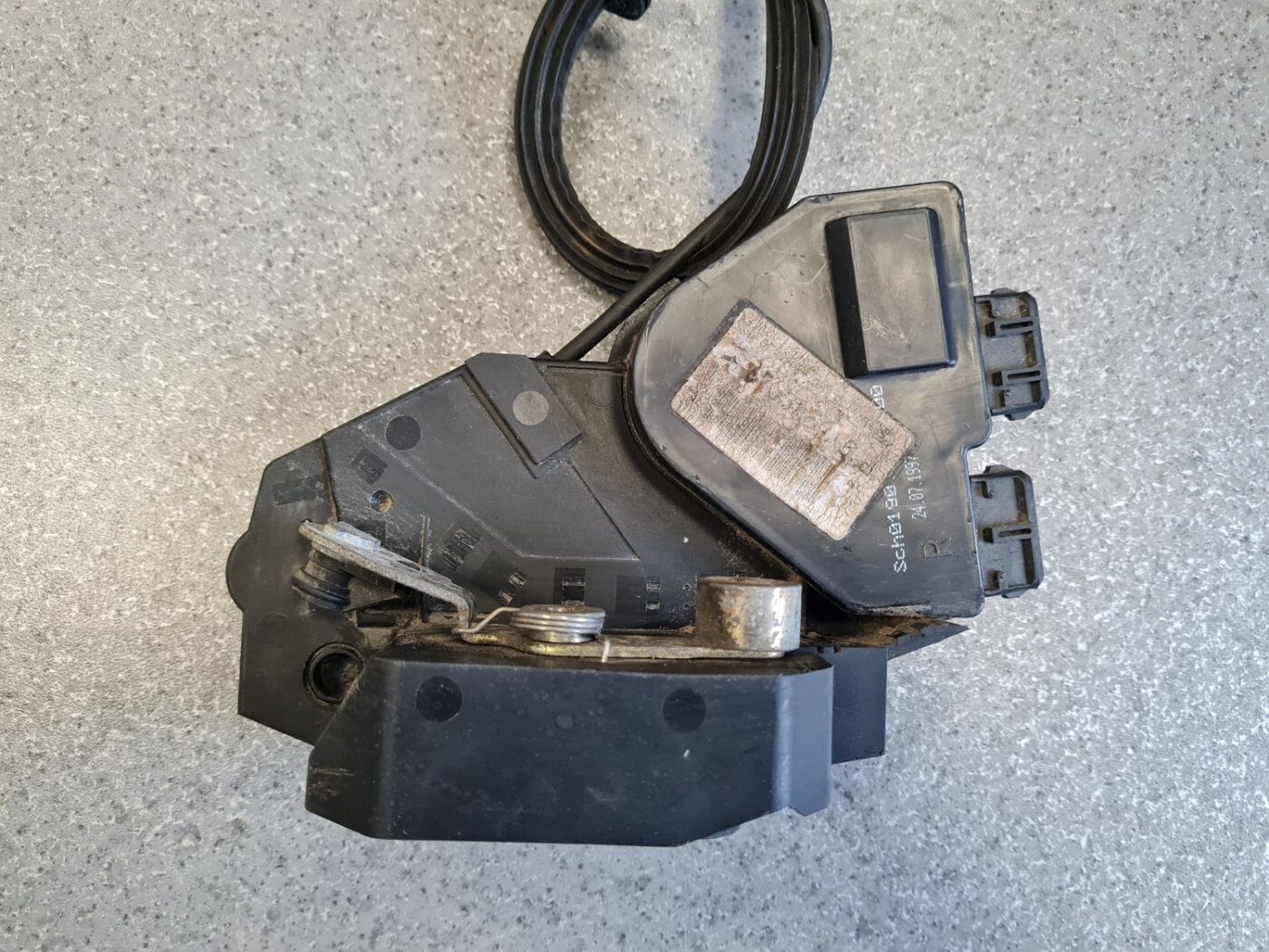 Aizmugurējo labo durvju slēdzene priekš VOLVO V70 1997