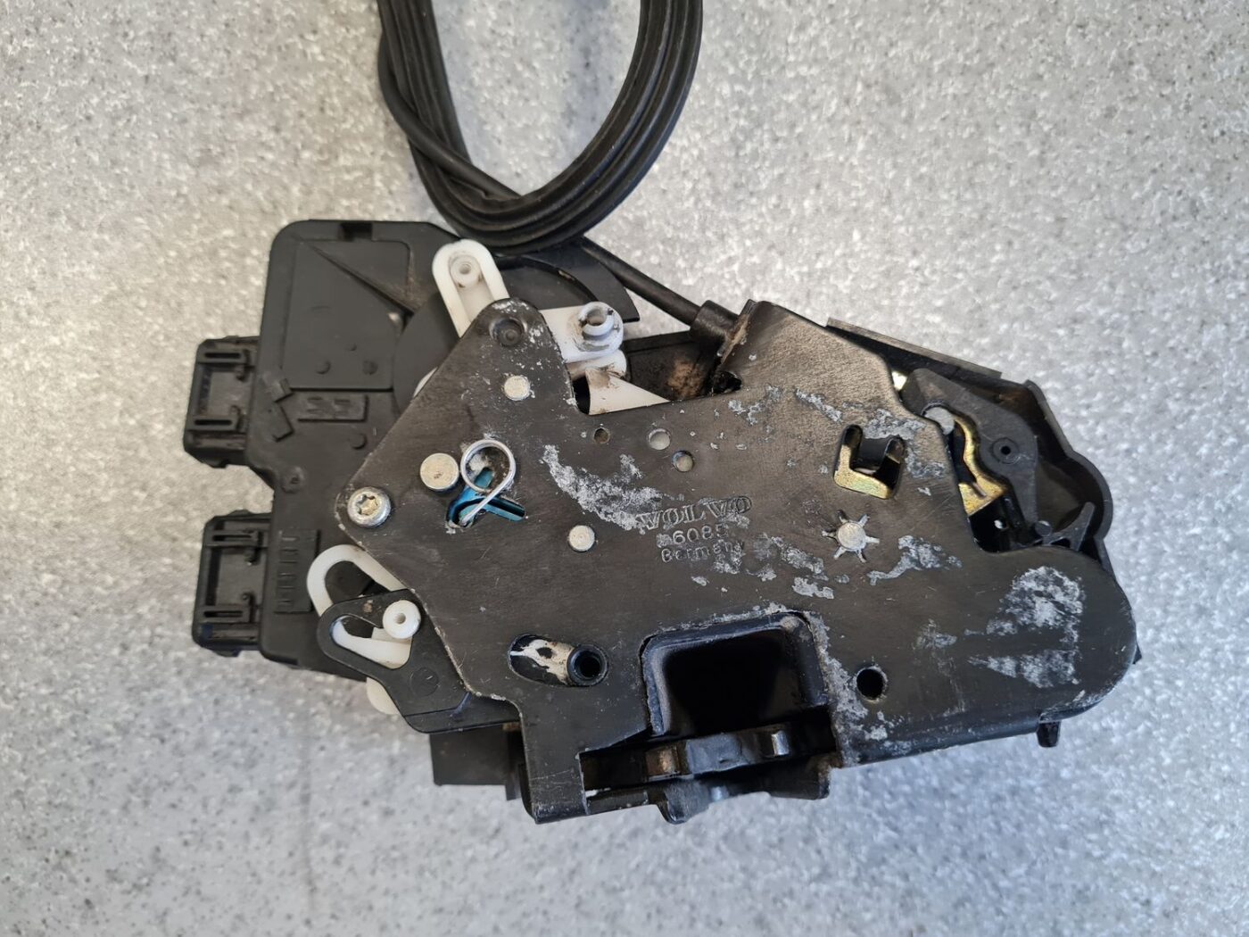 Aizmugurējo labo durvju slēdzene priekš VOLVO V70 1997