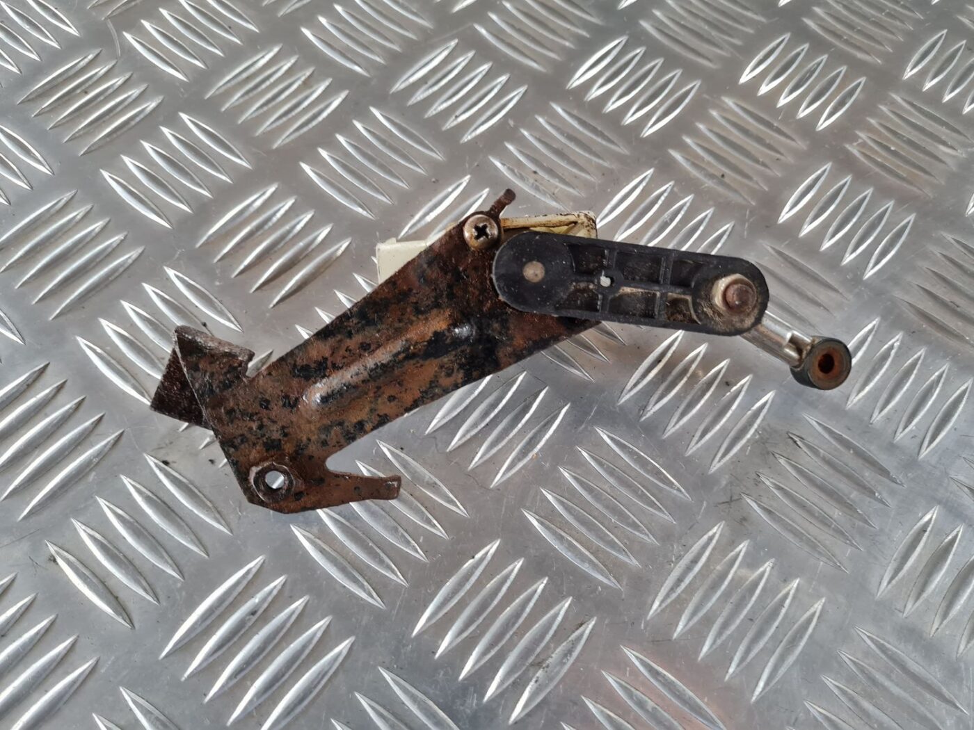 Lukturu diapazona korekcijas sensors, aizmugurē priekš SAAB 9-5 1999 2 Lukturu diapazona korekcijas sensors, aizmugurē priekš SAAB 9-5 1999