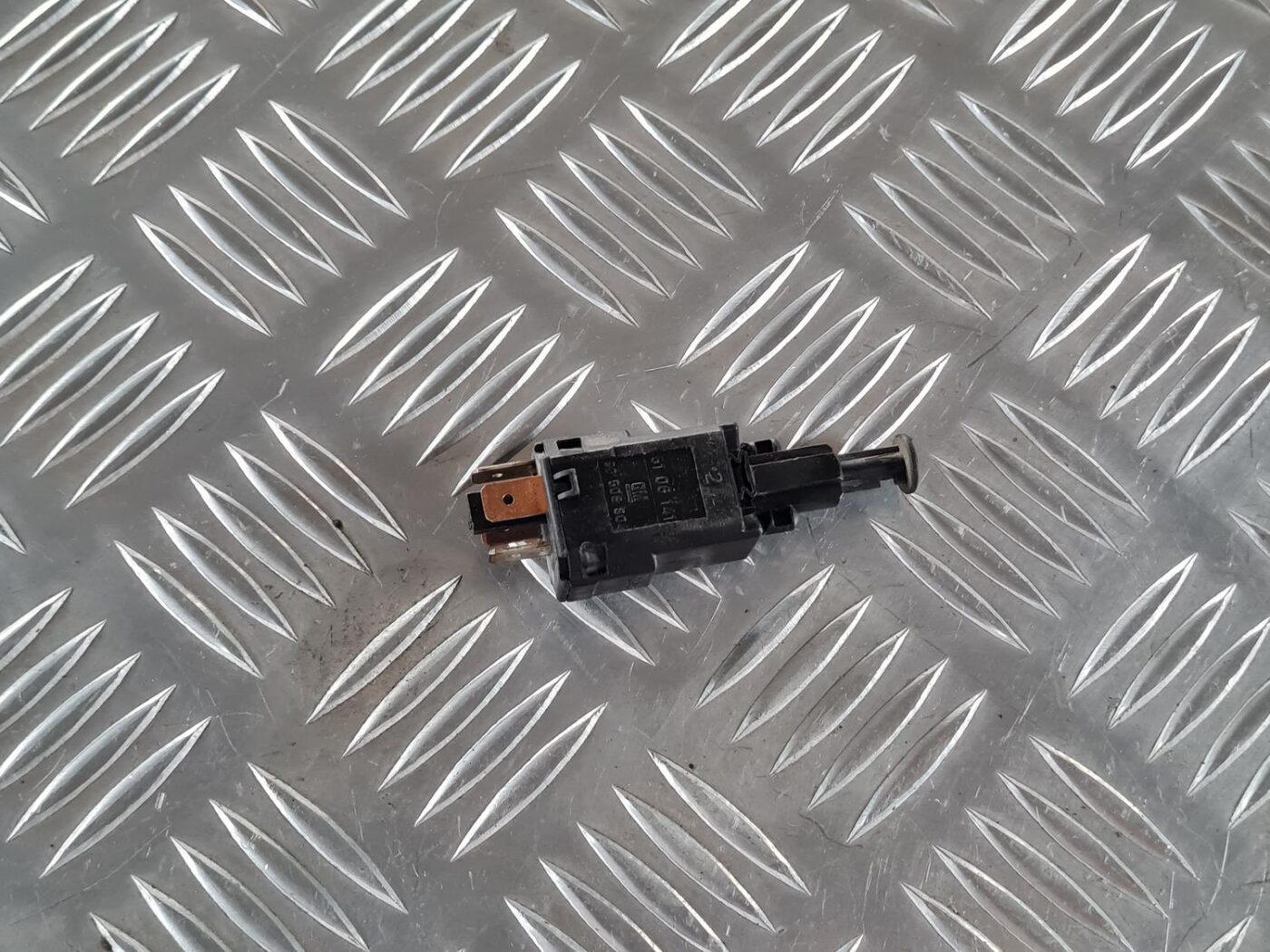 Bremžu signāla slēdzis priekš SAAB 9-5 1999 1 Bremžu signāla slēdzis priekš SAAB 9-5 1999