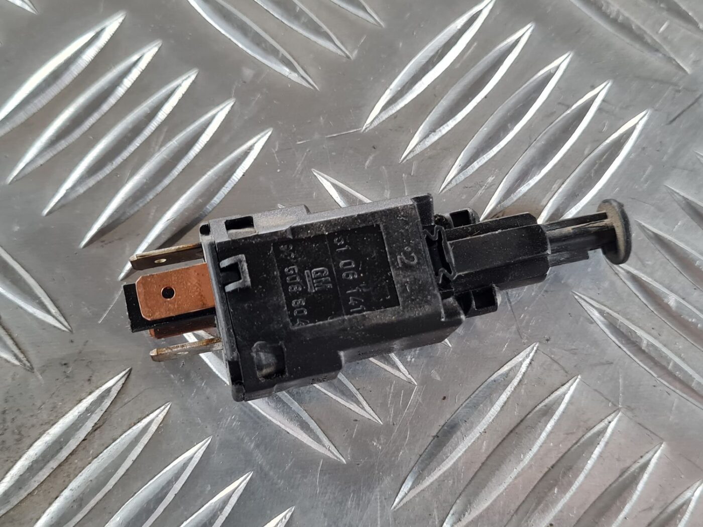 Bremžu signāla slēdzis priekš SAAB 9-5 1999 2 Bremžu signāla slēdzis priekš SAAB 9-5 1999