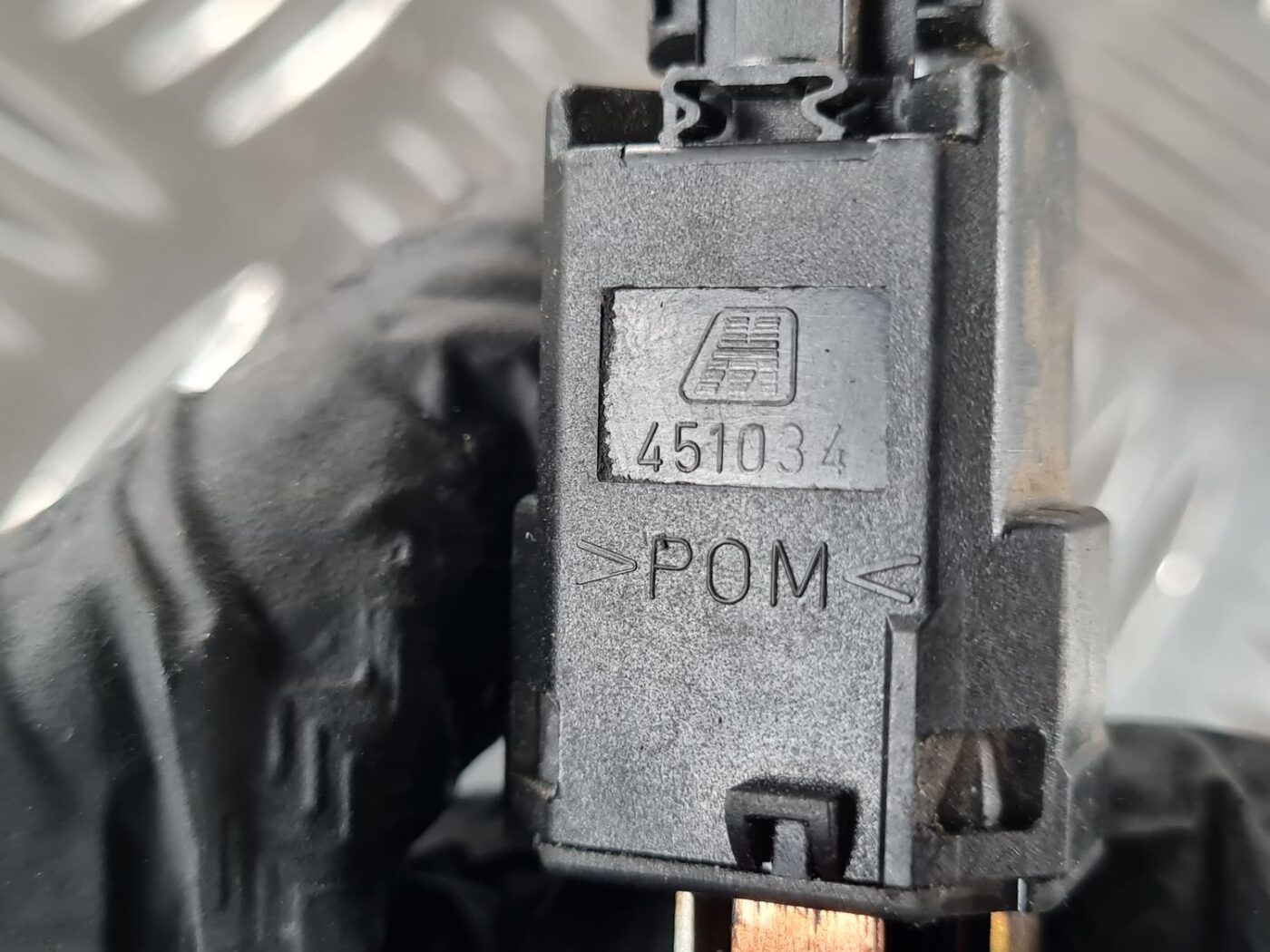 Bremžu signāla slēdzis priekš SAAB 9-5 1999 4 Bremžu signāla slēdzis priekš SAAB 9-5 1999