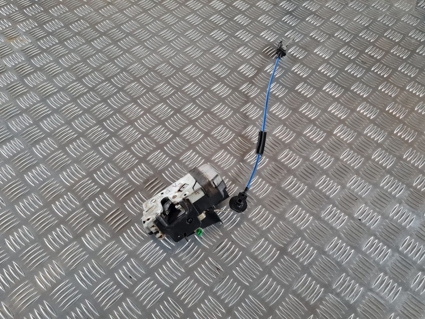 Priekšējo kreiso durvju slēdzene priekš SAAB 9-5 1999 1 Priekšējo kreiso durvju slēdzene priekš SAAB 9-5 1999